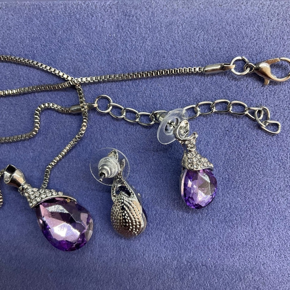 Purple Amethyst and Silver Water Drop Necklace And Earrings Jewelry Set - Picture 4 of 12